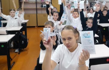 Летят над миром журавли