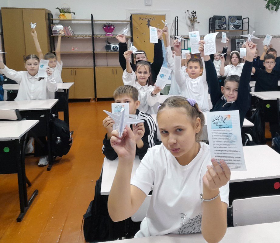 Летят над миром журавли