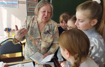 И в песнях, и в стихах поэтов, пусть расцветает край родной