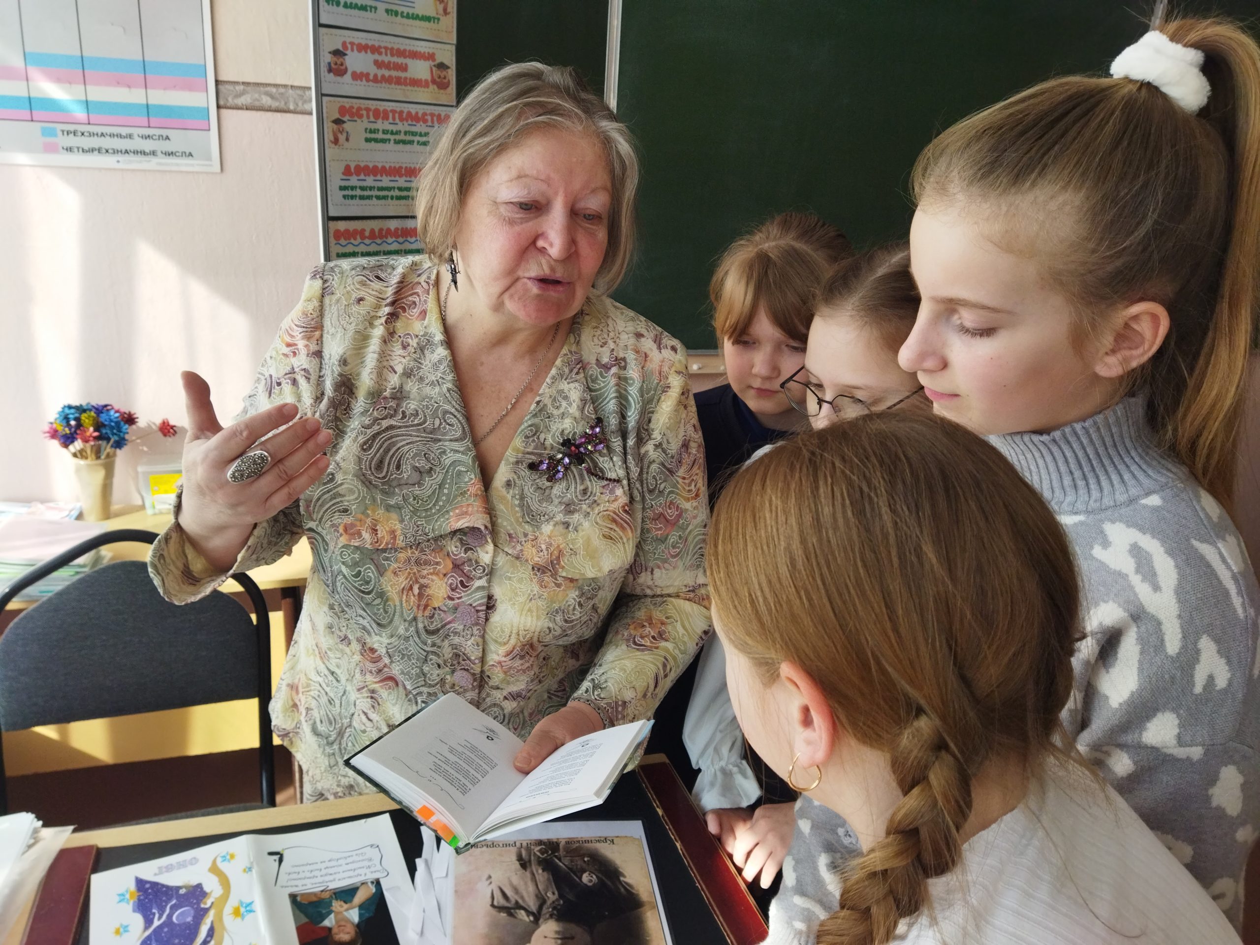 И в песнях, и в стихах поэтов, пусть расцветает край родной